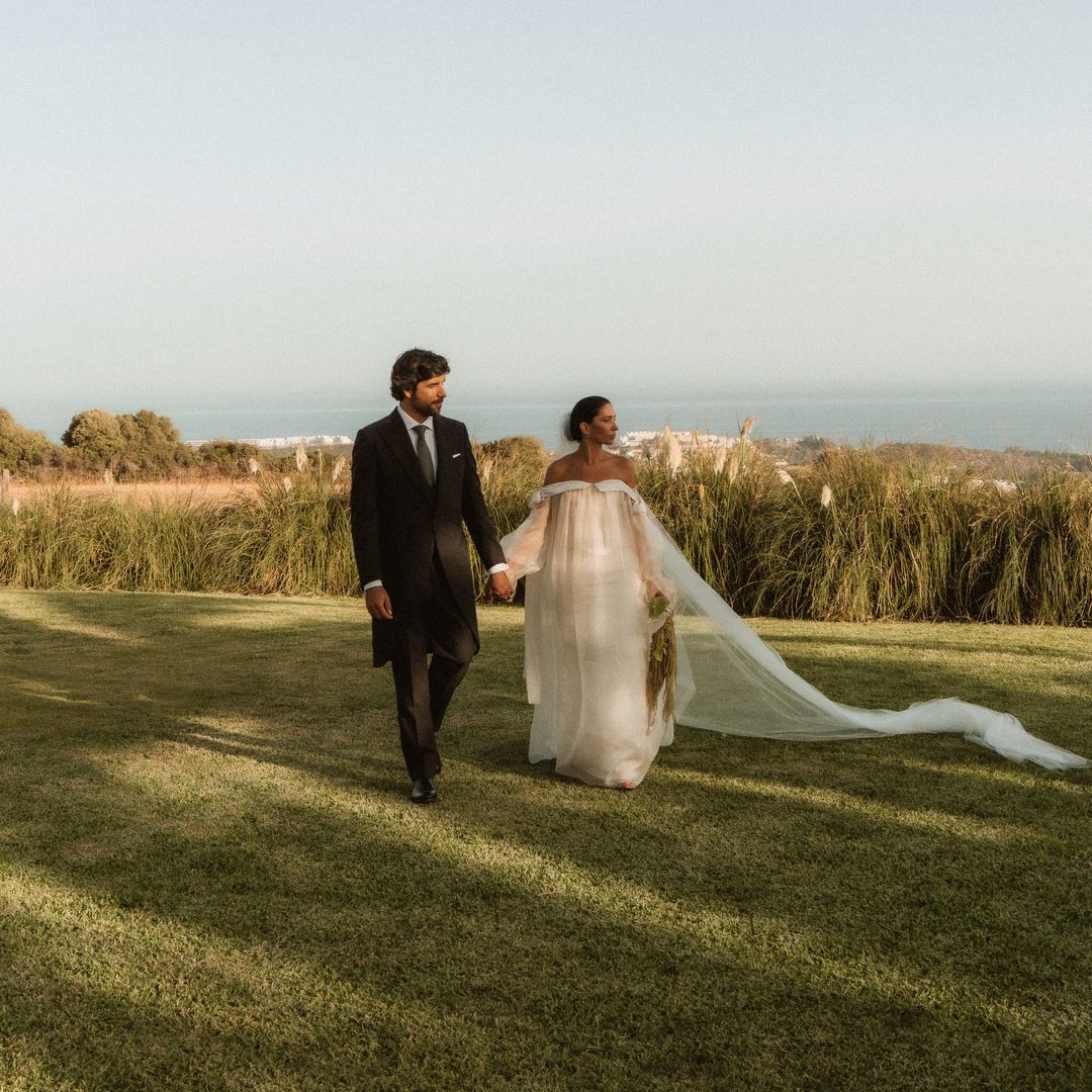 La 'influencer' Agostina Saracco nos desvela los detalles de su vestido de novia: un look desmontable con corsé artesanal y joyas vintage