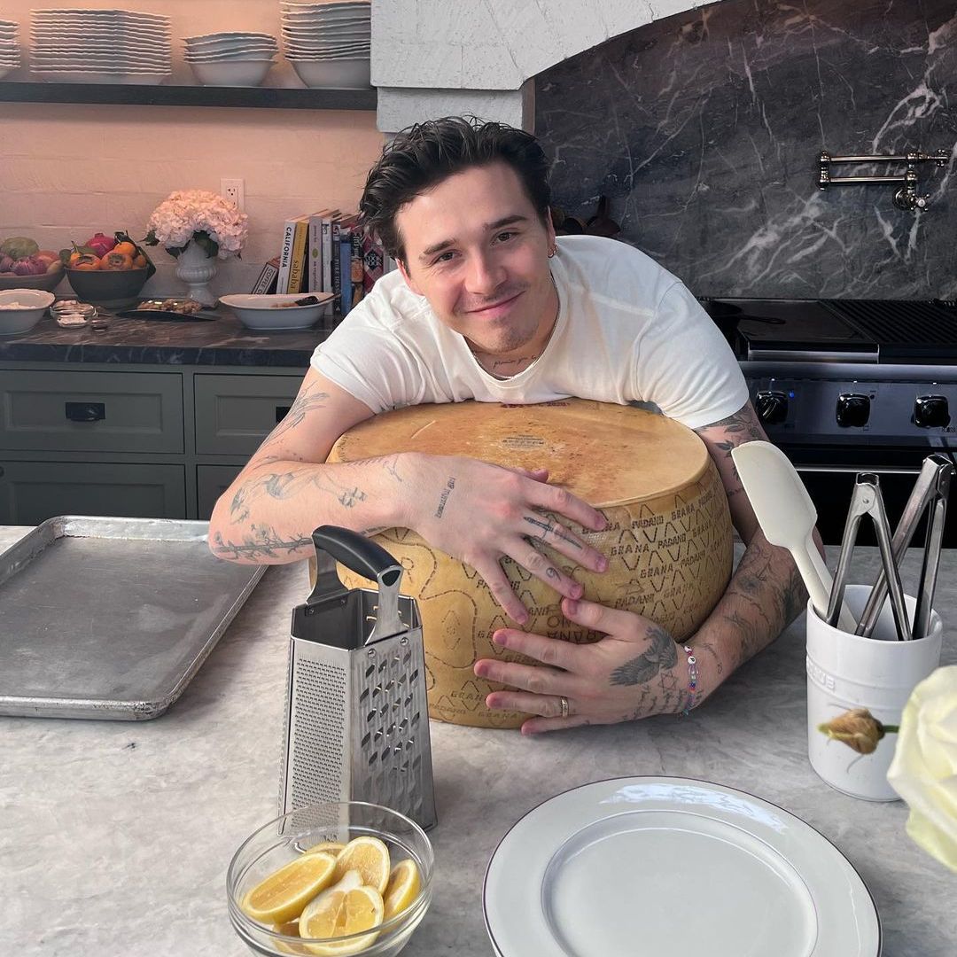 Brooklyn Beckham abraza un queso en su cocina