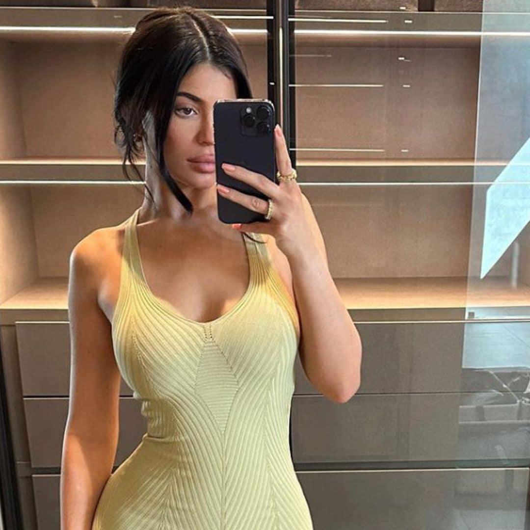 Los 'mules' planos de Kylie Jenner, el calzado cómodo que puedes llevar con vestido, falda, 'jeans'...