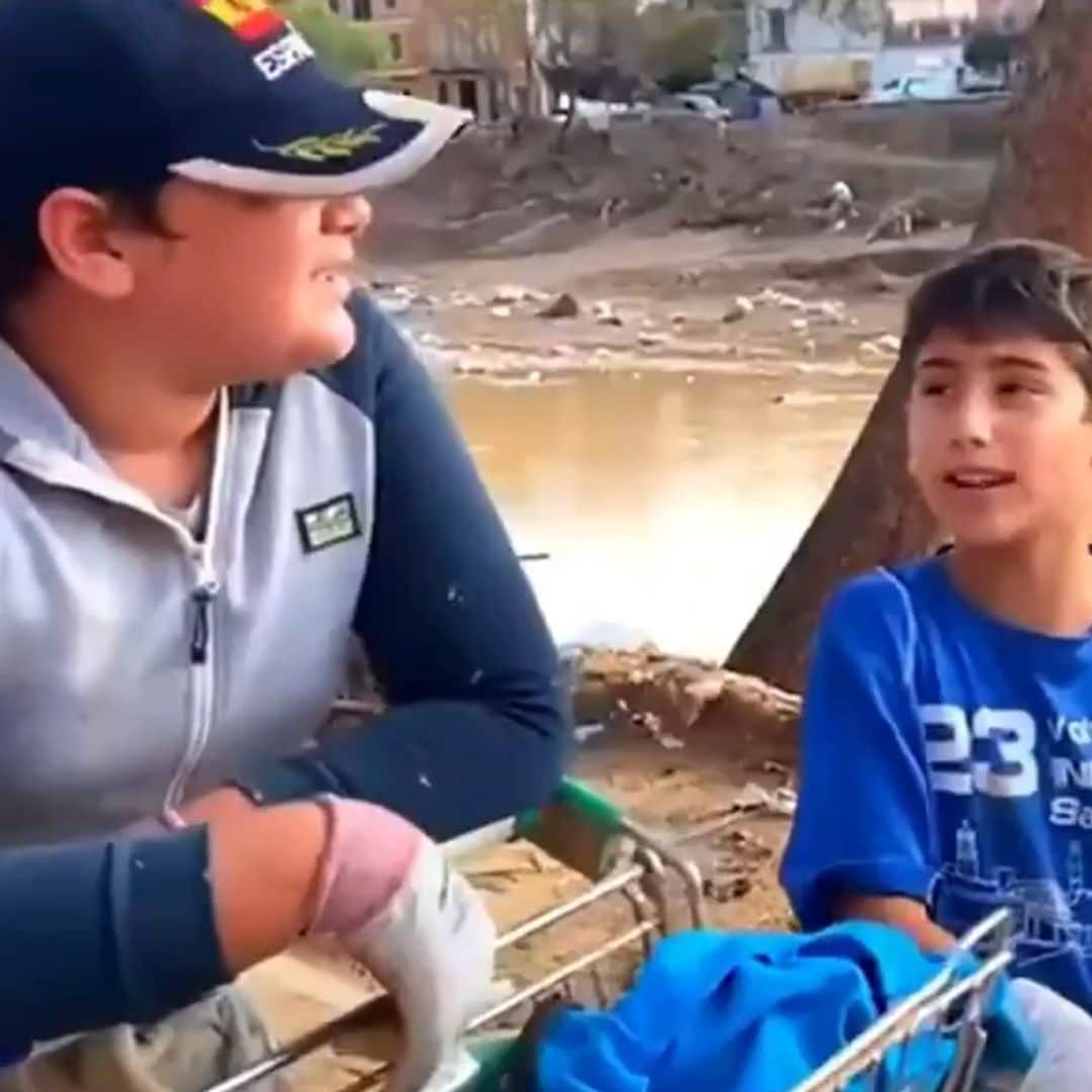 Izan y Neizan, los dos pequeños héroes que se han hecho virales repartiendo comida y sonrisas