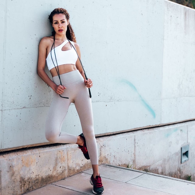 getty mujer apoyada en la pared con comba