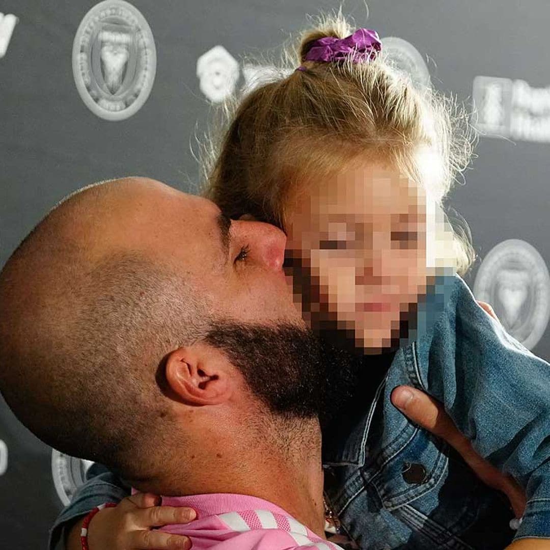 Las lágrimas de Gonzalo Higuaín en su despedida del fútbol arropado por su mujer y su hija