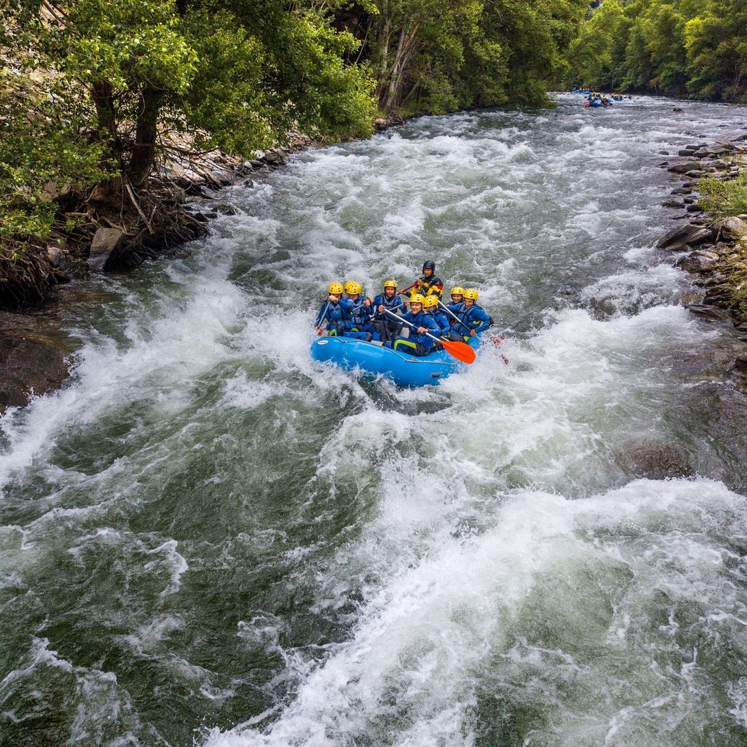 Rafting en el río Noguera Pallaresa, Pirineo de Lleida, el río que pasa por Sort.