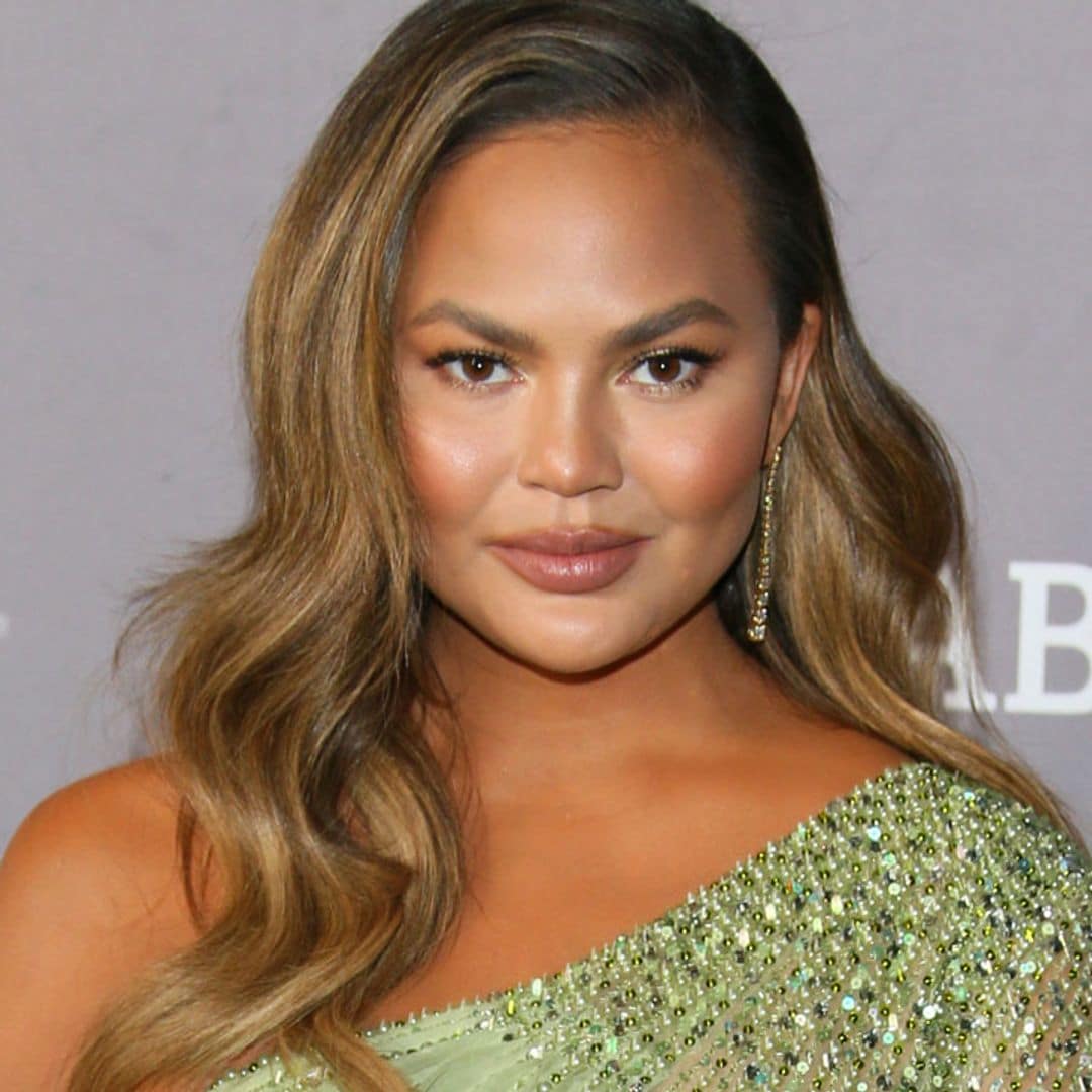 Chrissy Teigen se sincera sobre su reciente bichectomía