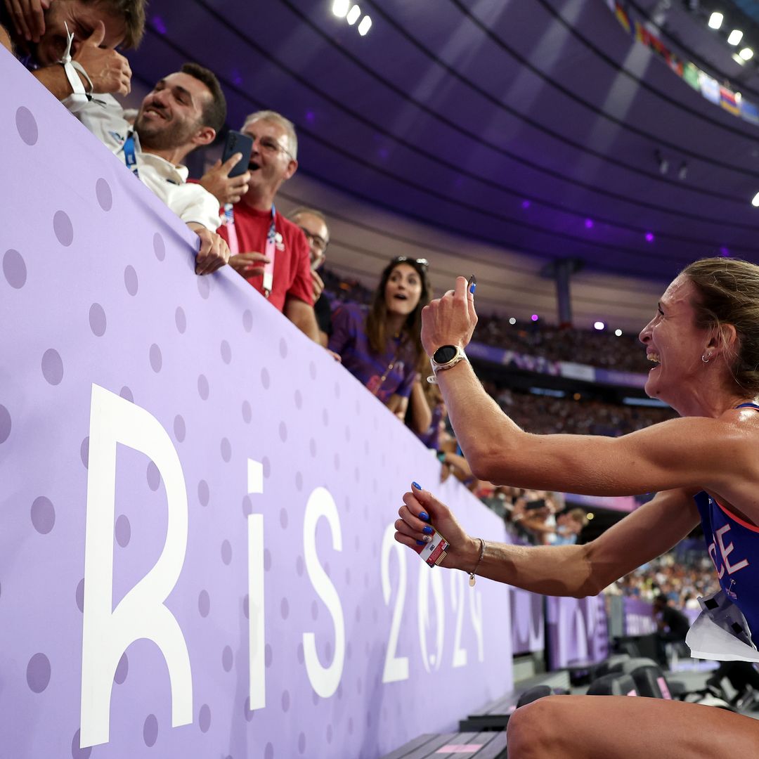 La atleta francesa Alice Finot pide matrimonio a su novio gallego en plena pista