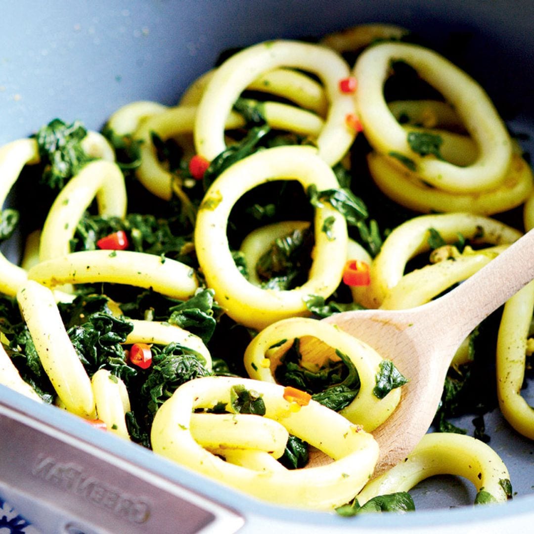 Cazuela de calamares con espinacas