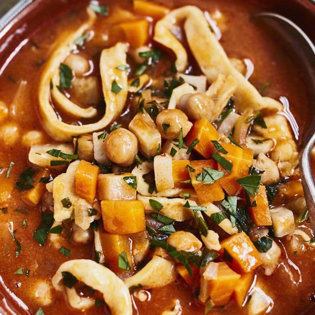 Sopa de 'noodles' con garbanzos y 'harissa'