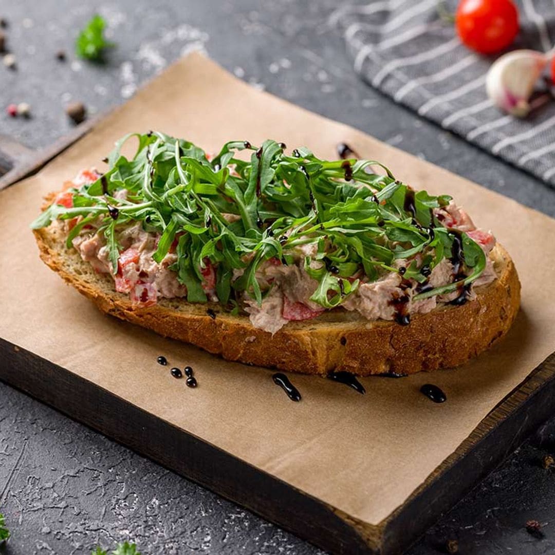 Canapé de atún con tomate y rúcula