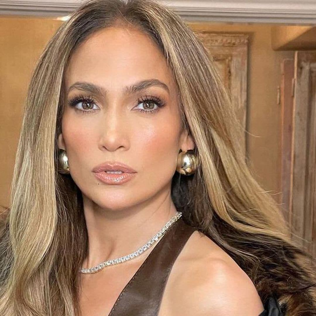 Jennifer Lopez eleva la tendencia ‘Mob Wife’ en un sofisticado ‘look’ de cuero