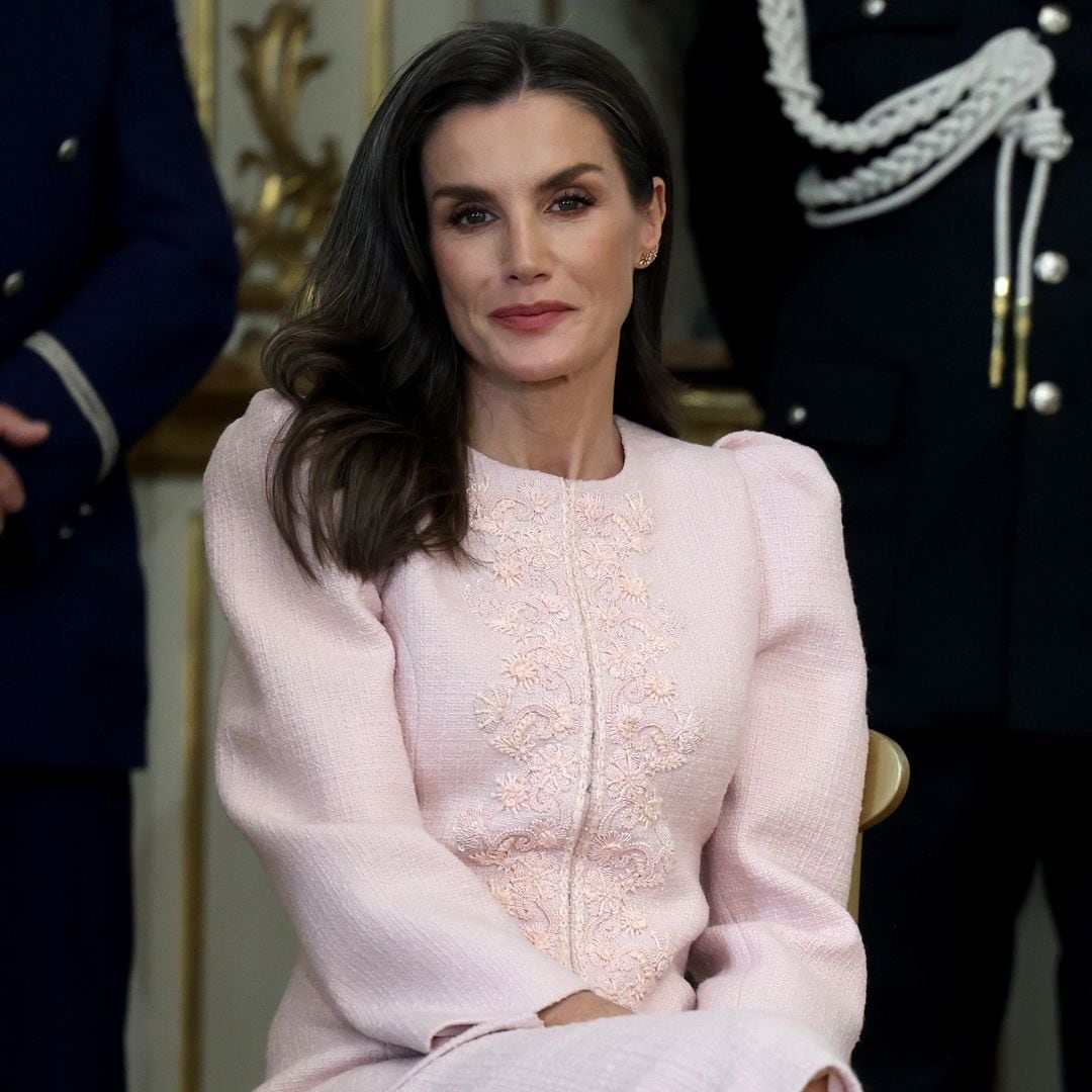 La reina Letizia acierta con un look de 'tweed' y 'kitten heels' en su viaje a Italia