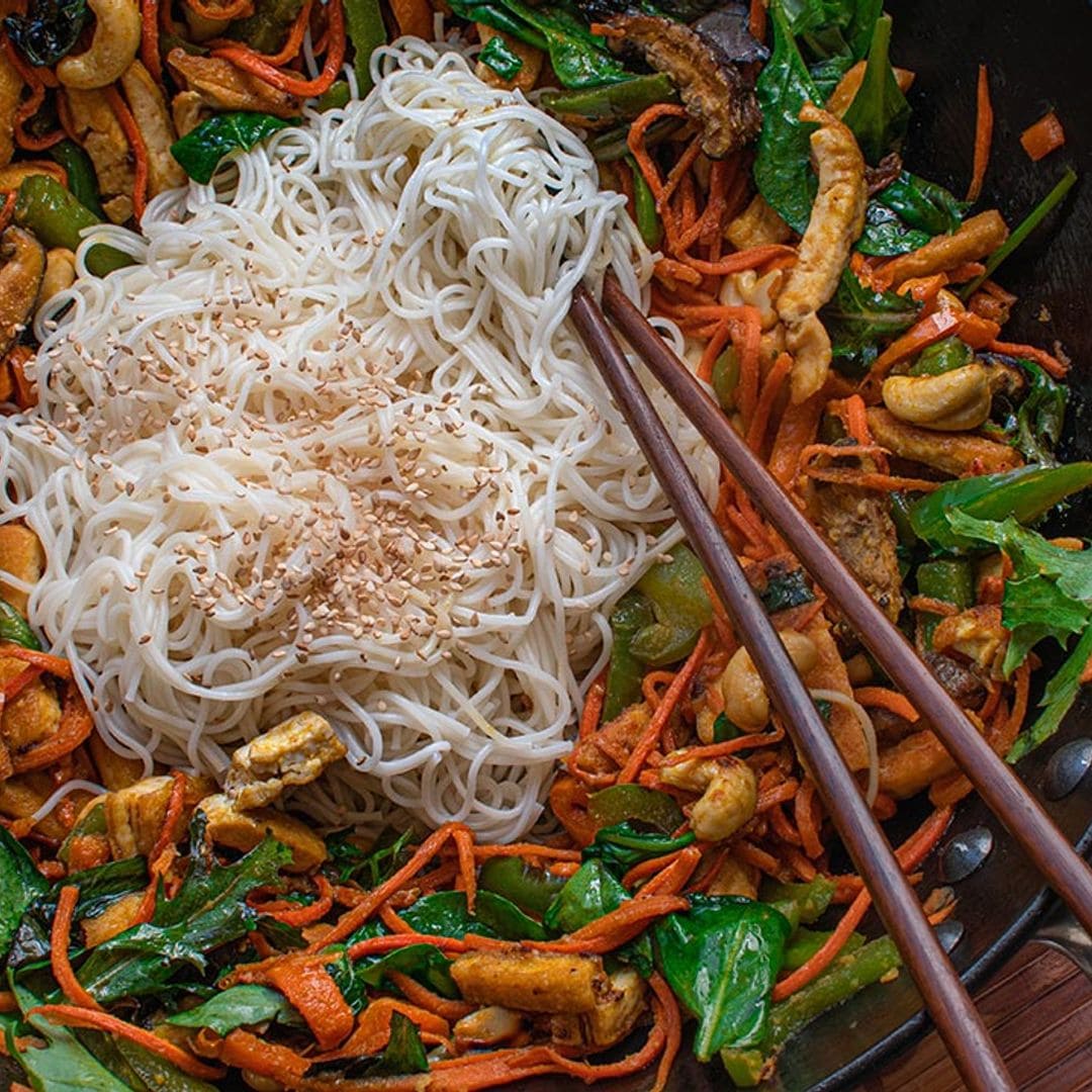 'Wok' con vegetales, fideos, anacardos y tofu