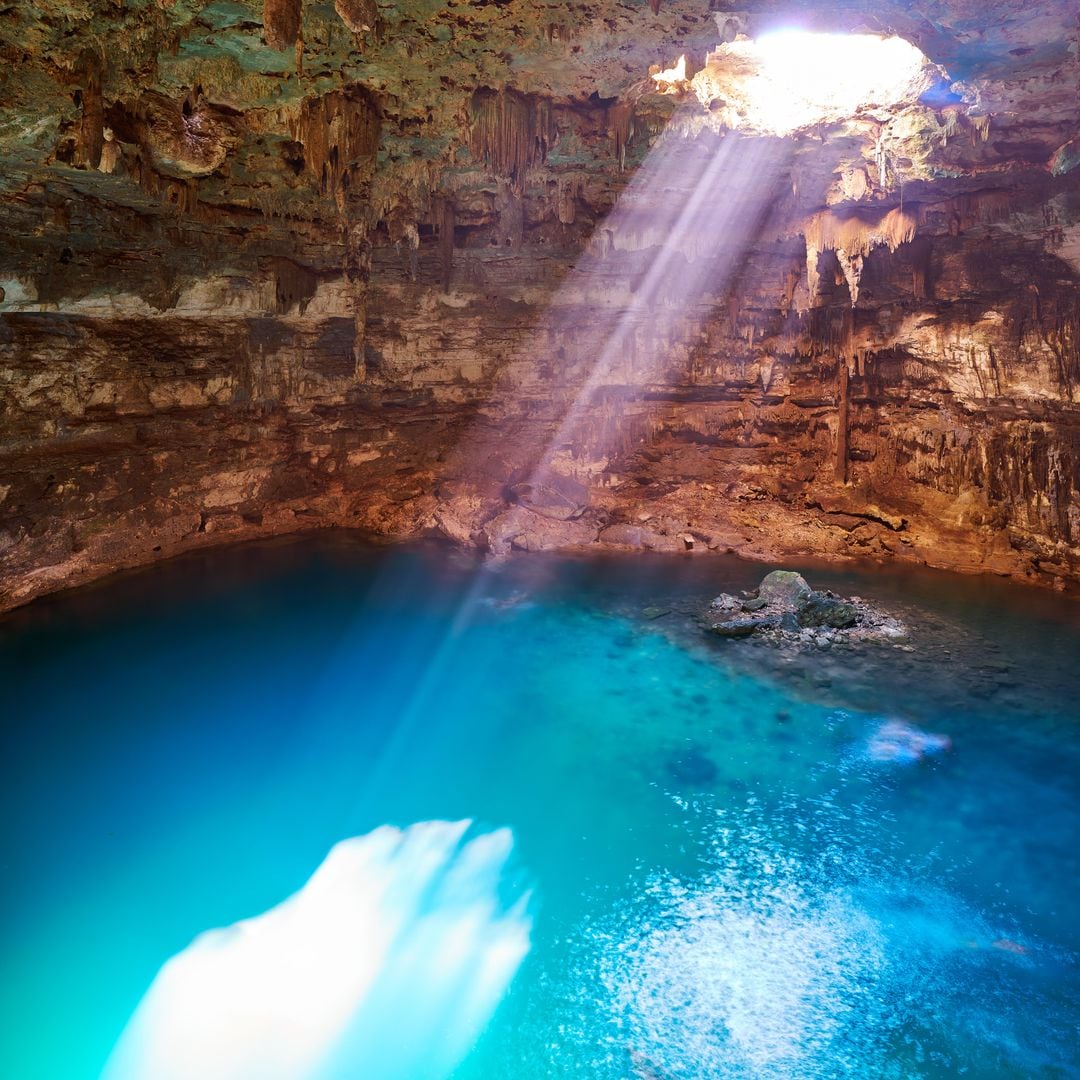 Ya fuera de Valladolid, merece la pena realizar una excursión para conocer y explorar algunos de los cenotes que existen en los alrededores de la ciudad de Valladolid. En la imagen, el cenote de Samula.