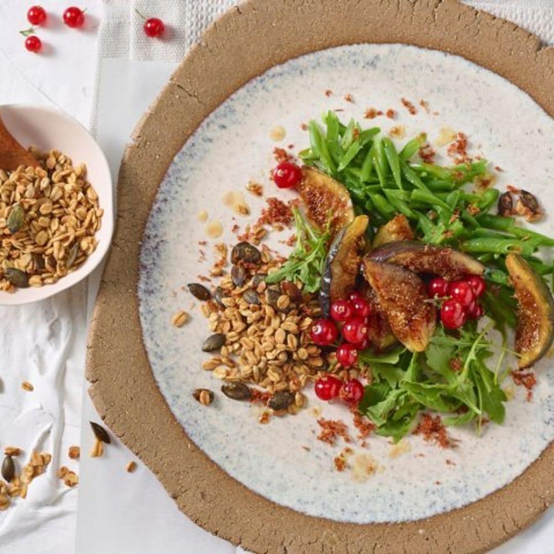 Ensalada de judías verdes con higos, grosellas y granola