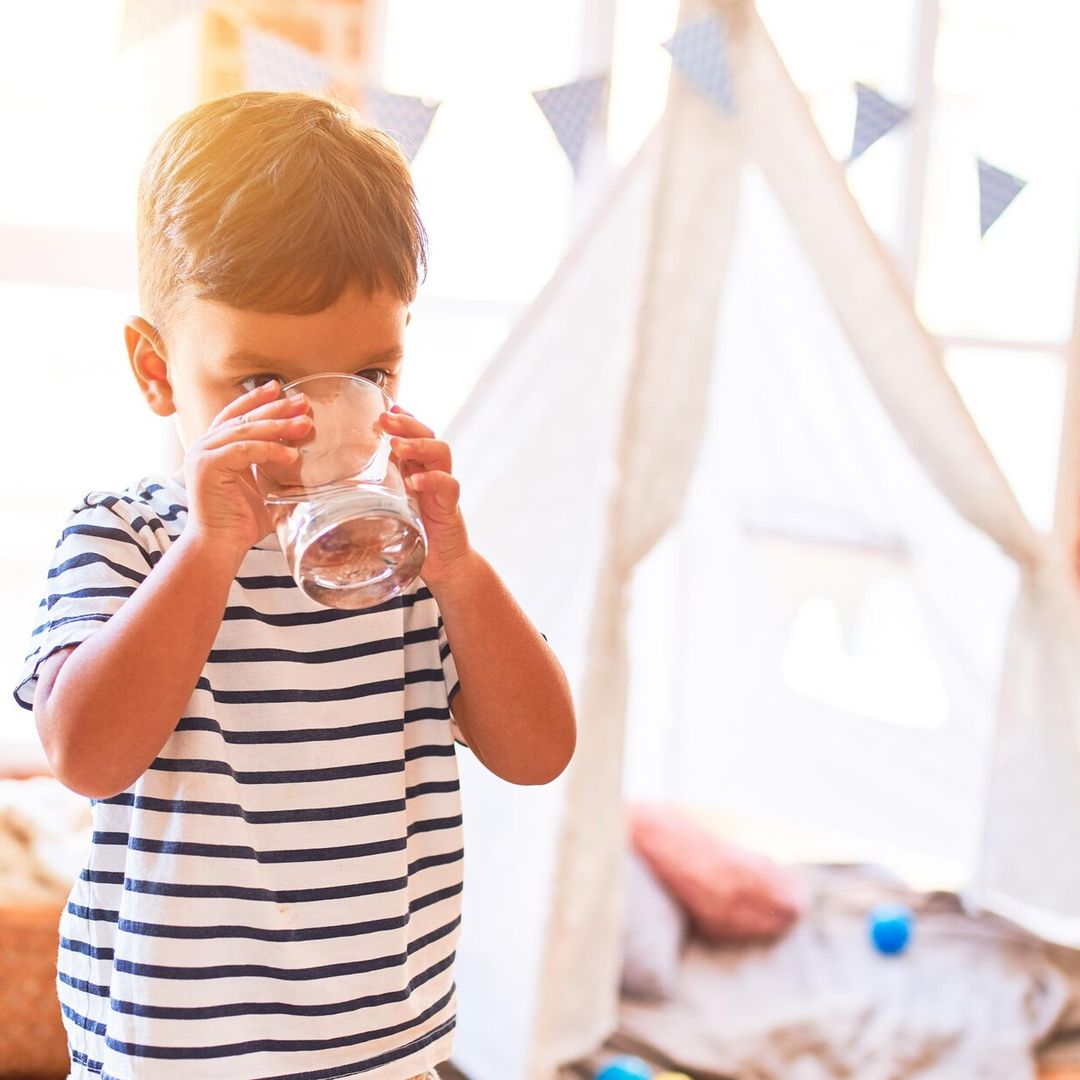 ¿Tu hijo te pide agua justo cuando se va a dormir? Esto es lo que en realidad quiere decirte