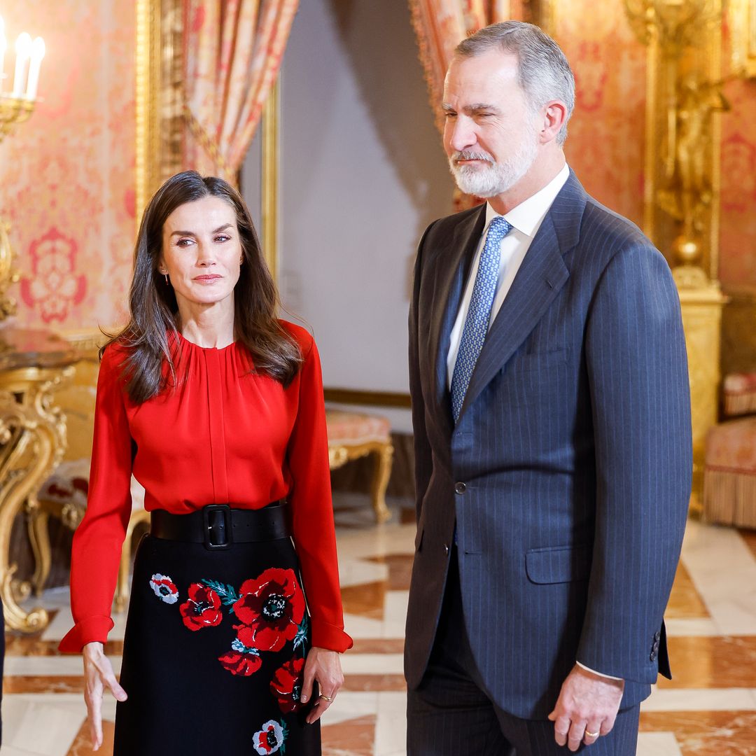 El último 'déjà vu' de la reina Letizia: reaparece su llamativo conjunto rojo con falda de flores en el Palacio Real