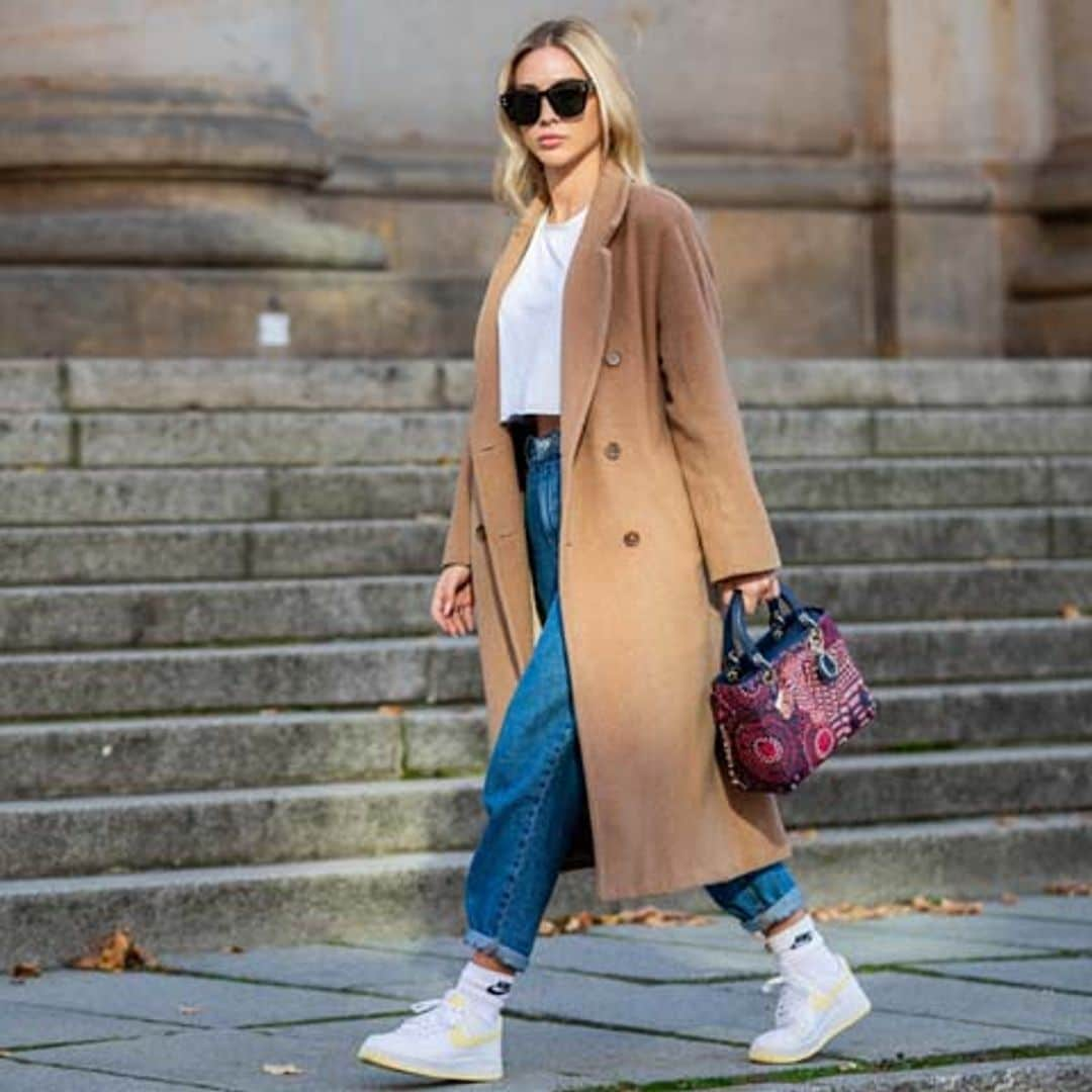 Abrigo largo y zapatillas blancas: resuelve con 2 básicos todos tus looks del fin de semana