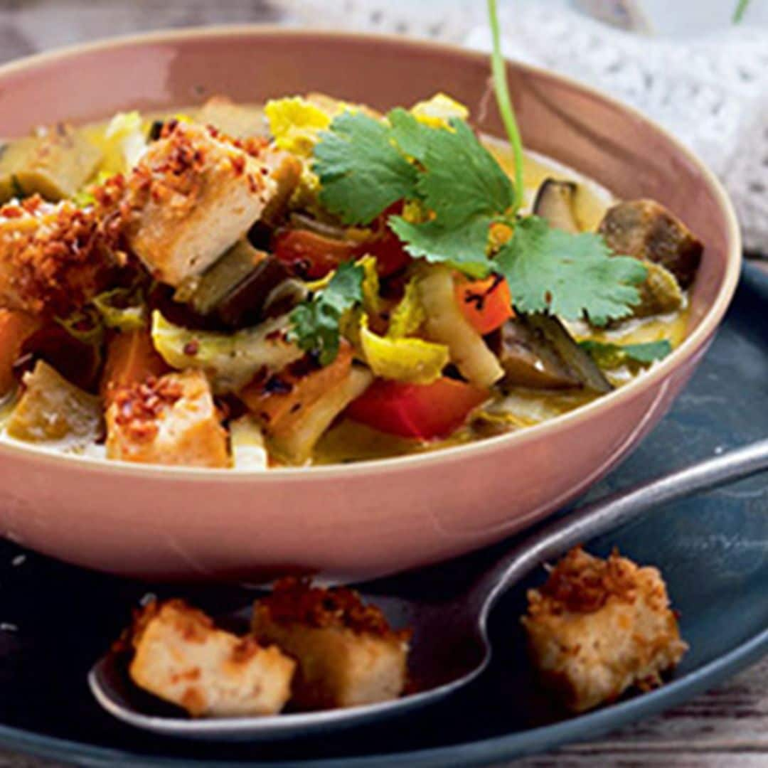 Curry de verduras con tofu rebozado en coco