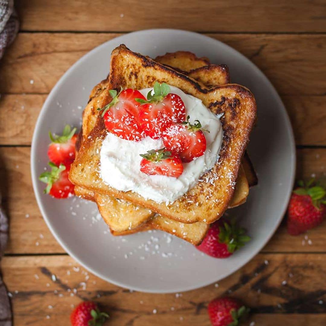 Tostadas con mantequilla, miel, queso fresco, fresas y coco rallado