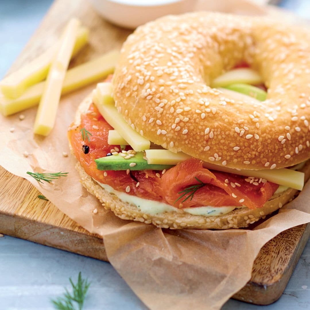 Bagel con queso 'Emmentaler' y salmón ahumado