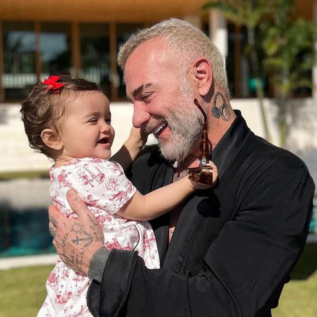 Blu Jerusalema, la bebé de Sharon Fonseca y Gianluca Vacchi, encantada de ver a papá en la TV