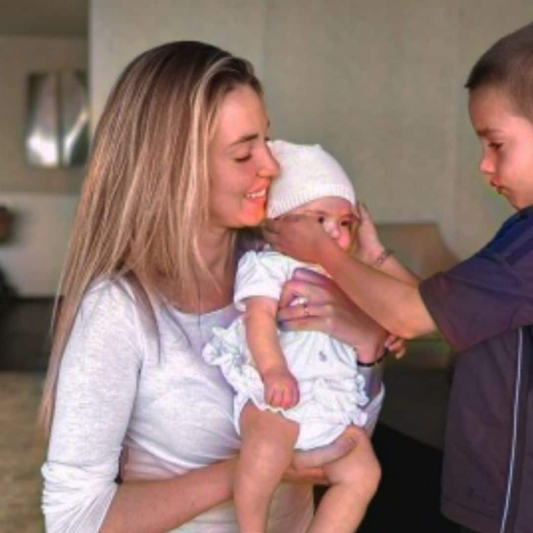 Alice Campello comparte el tierno momento de su hijo Leonardo enseñando a gatear a la pequeña Bella de 8 meses