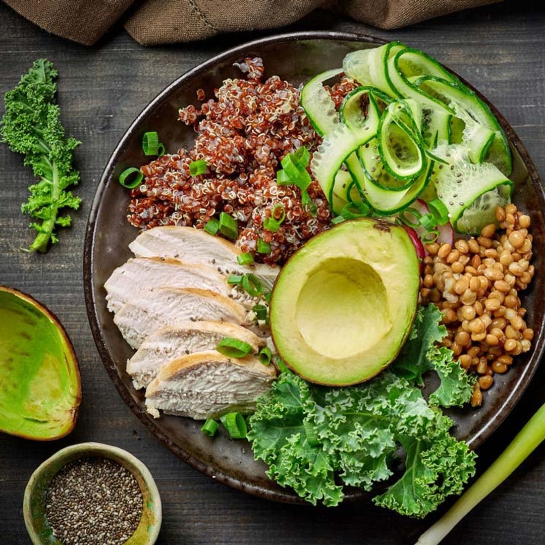 Ensalada de quinoa, pollo, aguacate y lentejas
