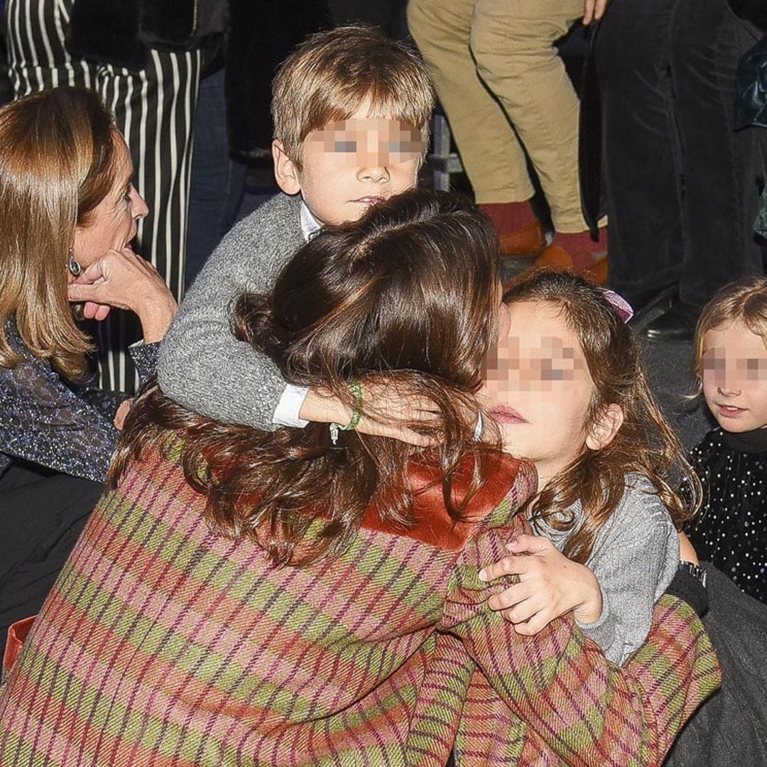 El abrazo más tierno de Cayetana Rivera a sus hermanos Carmen y Curro