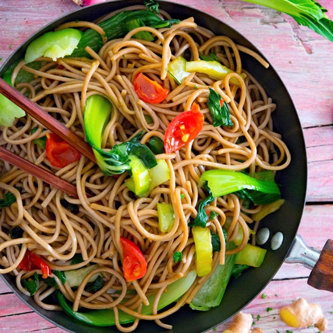 Wok de fideos soba salteados con 'pak choi'