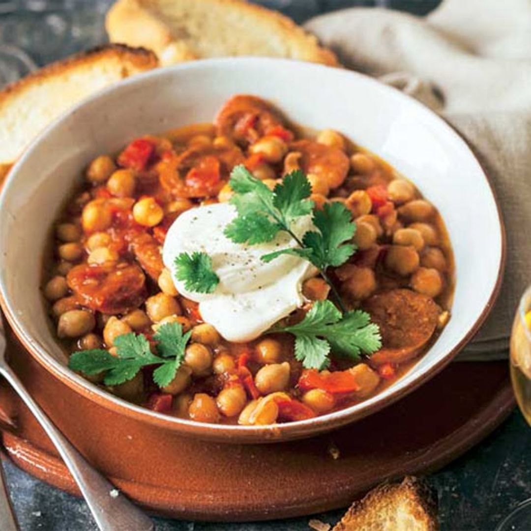 Garbanzos guisados con chorizo y queso fresco cremoso