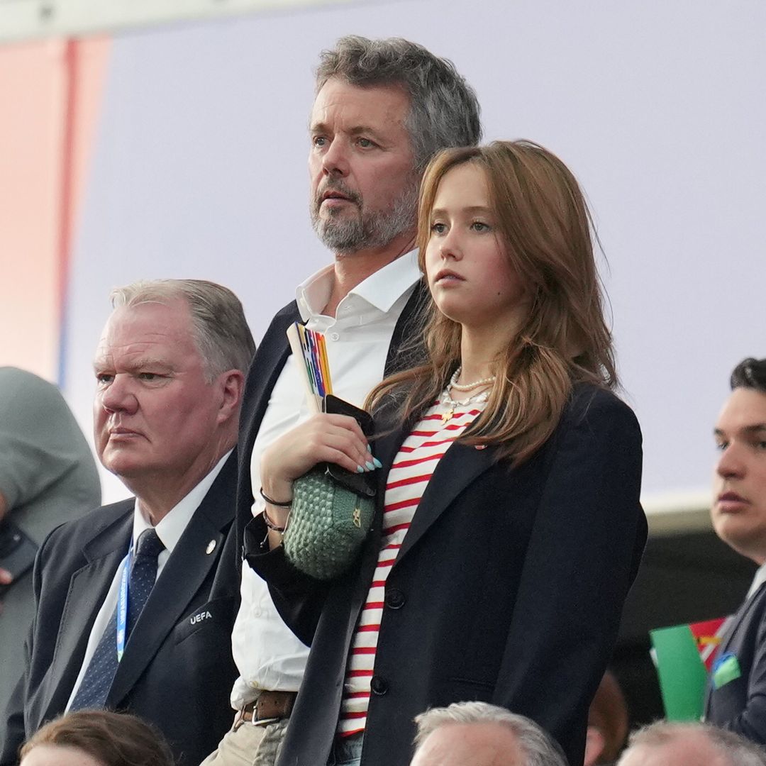 La princesa Josephine viendo el partido de la Eurocopa en Frankfurt con su padre, el rey Federico, en junio de 2024