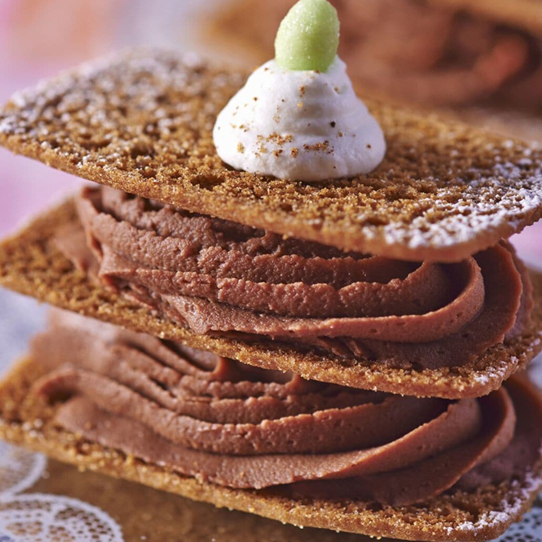 Milhojas de galletas con mousse de chocolate