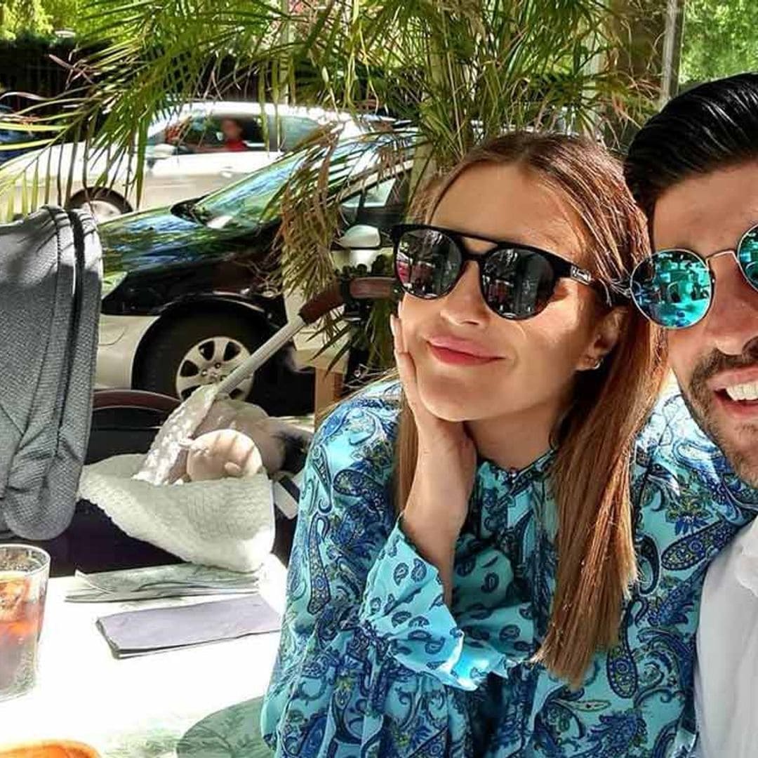 Reunión con amigos y romántica comida al sol ¡para tres! Paula Echevarría y Miguel Torres disfrutan con su hijo