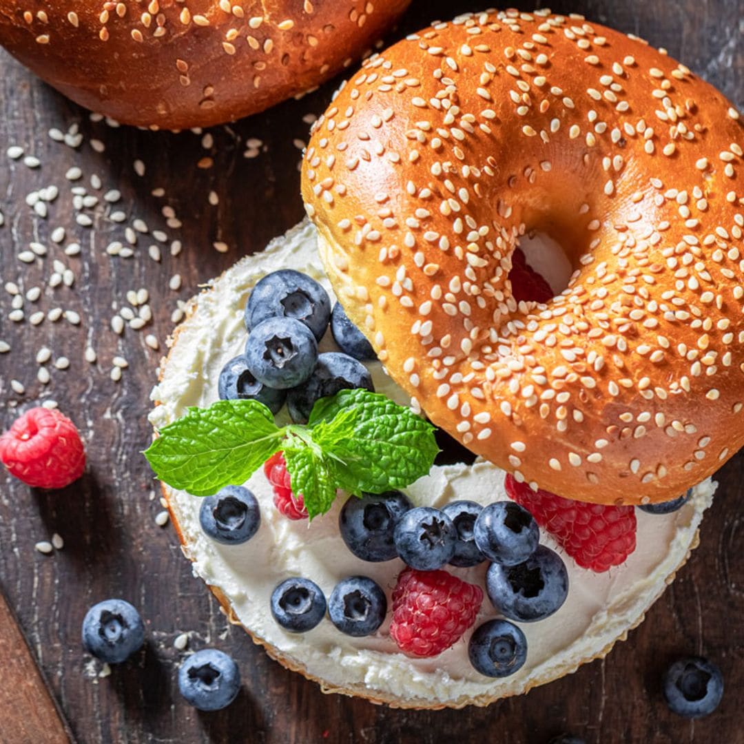 'Bagel' de queso y frutas del bosque