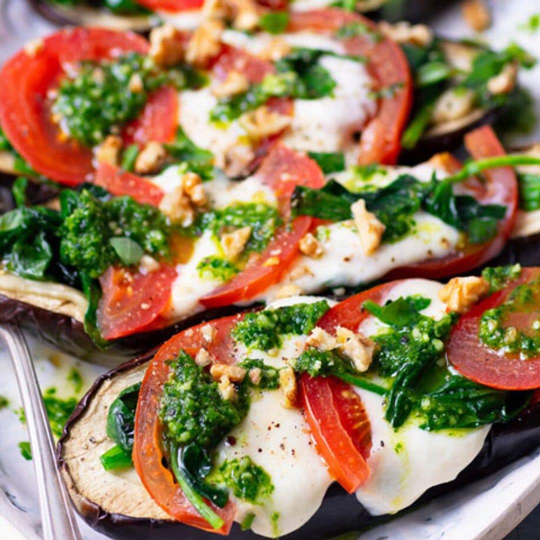 Berenjenas rellenas de mozzarella y tomate con espinacas y pesto de nuez