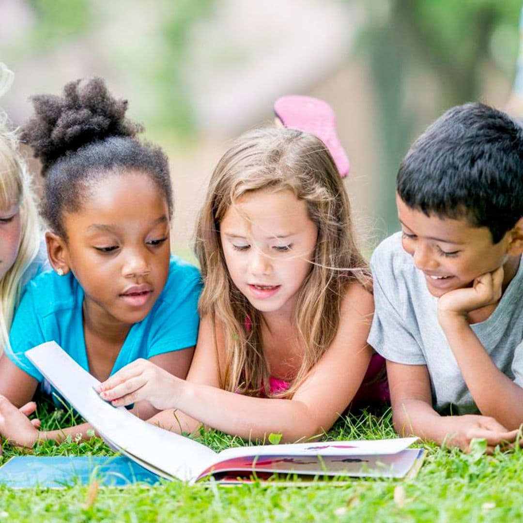 ni os leyendo en el parque en verano 