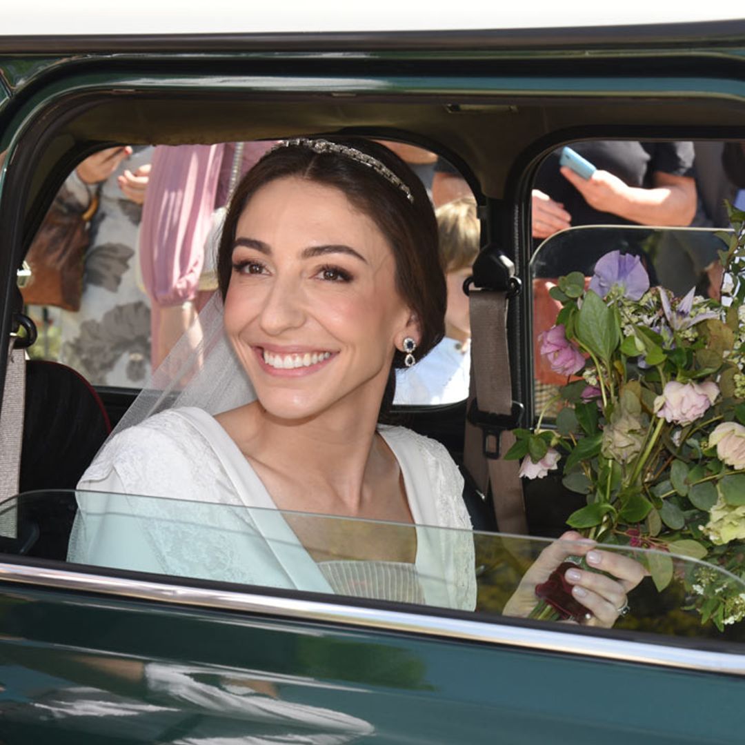 El elegante vestido nupcial de Alejandra García Insa con velo en tul y ramo de flores con ramilletes silvestres