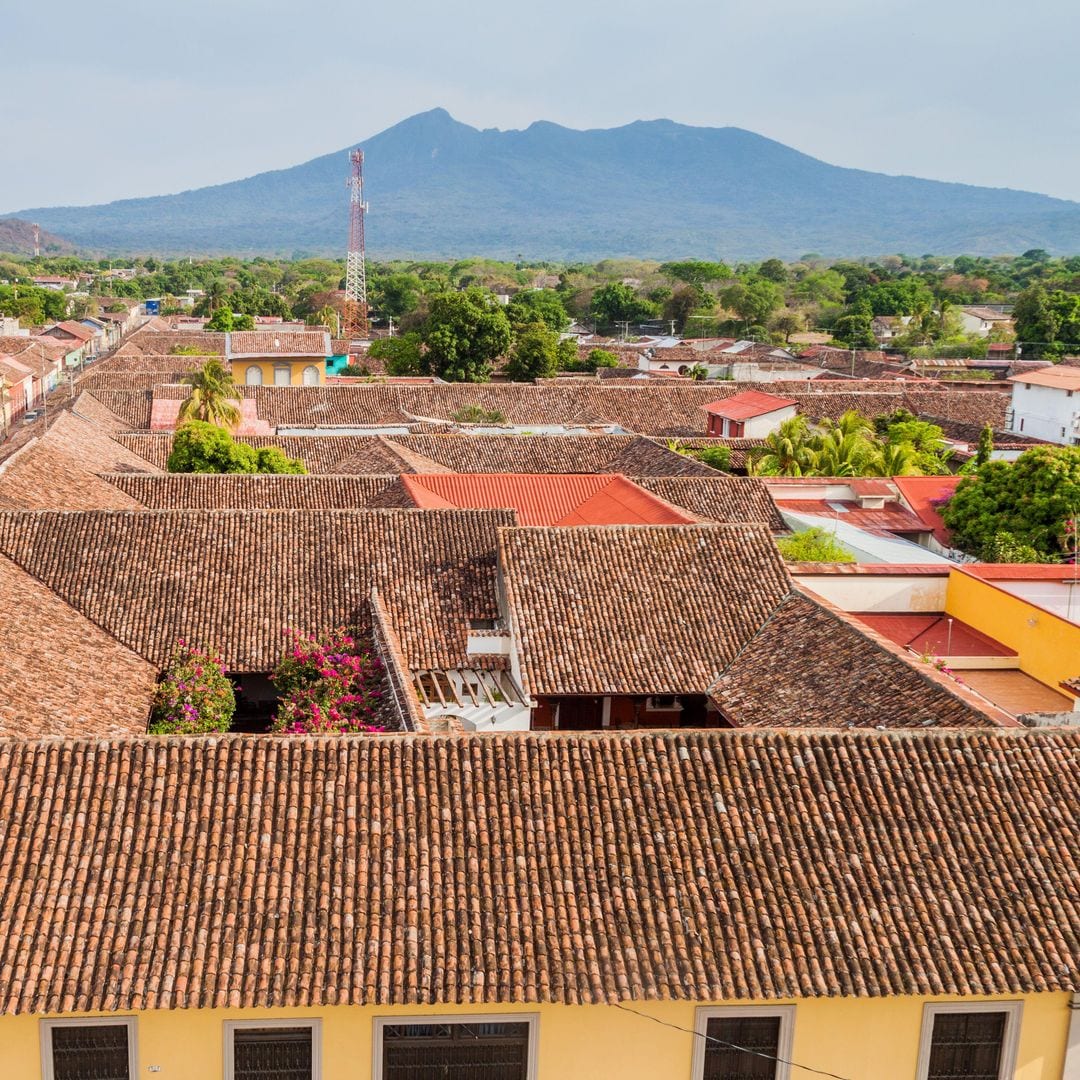 Tejados de Granada y volcán Mombacho, Nicaragua