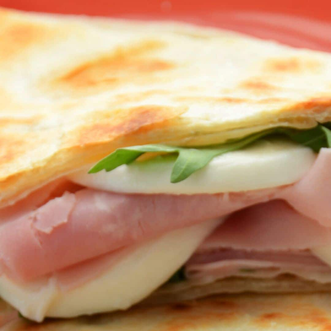 Piadina rellena de mozzarella, jamón, tomate y rúcula