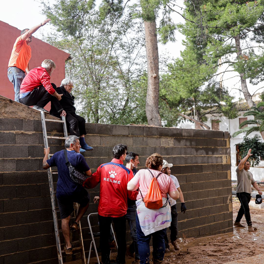 Afectados por las inundaciones viven horas de pesadilla subidos a los tejados 