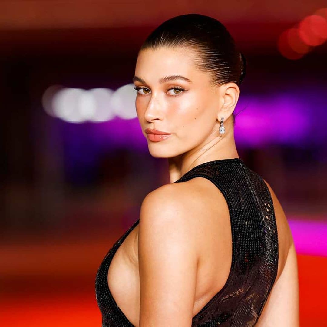 Hailey Bieber se apunta al look 'librariancore': ¿conseguirá que esta estética sea viral?