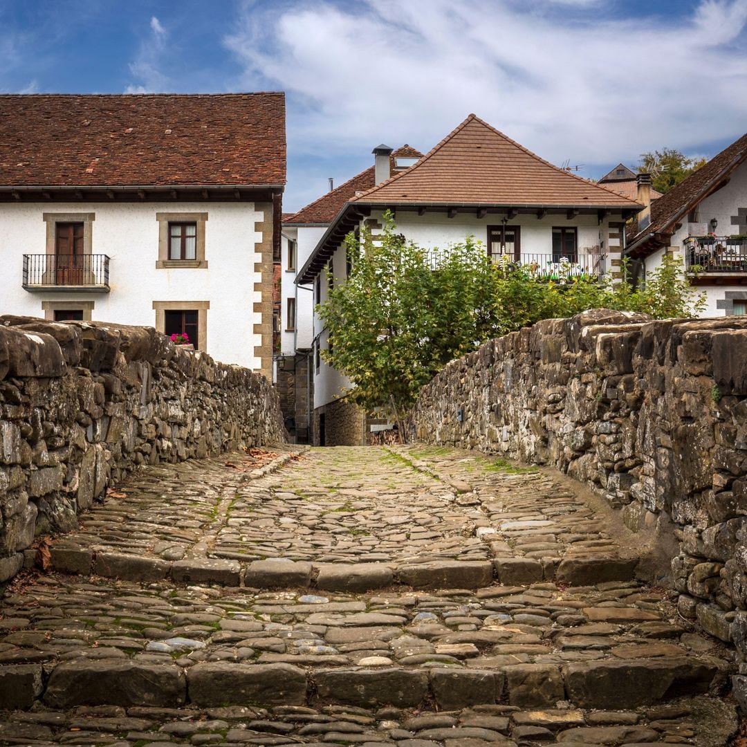 Puente de piedra sobre el río Anduña de Ochagavía, Navarra