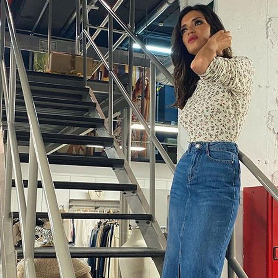 Copia el look de otoño de Sara Carbonero con top de punto 'eco' y la falda de tu adolescencia