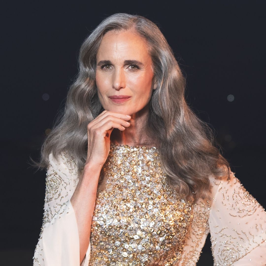 Andie MacDowell con vestido de paillettes y melena ondulada con canas