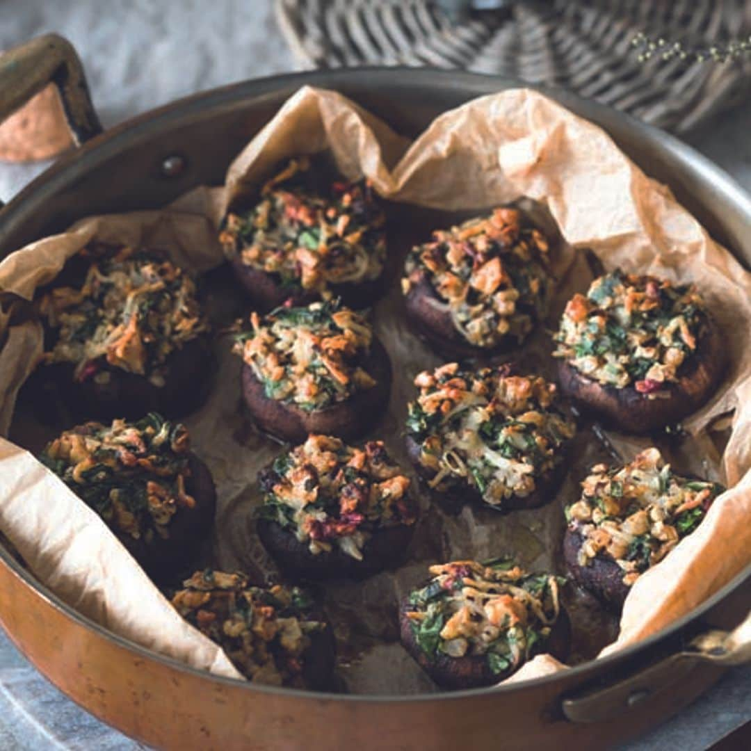 Champiñones rellenos de nueces, granada y perejil