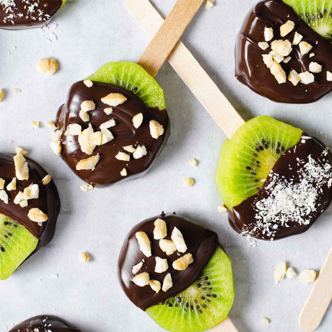 'Piruletas' de kiwi y chocolate