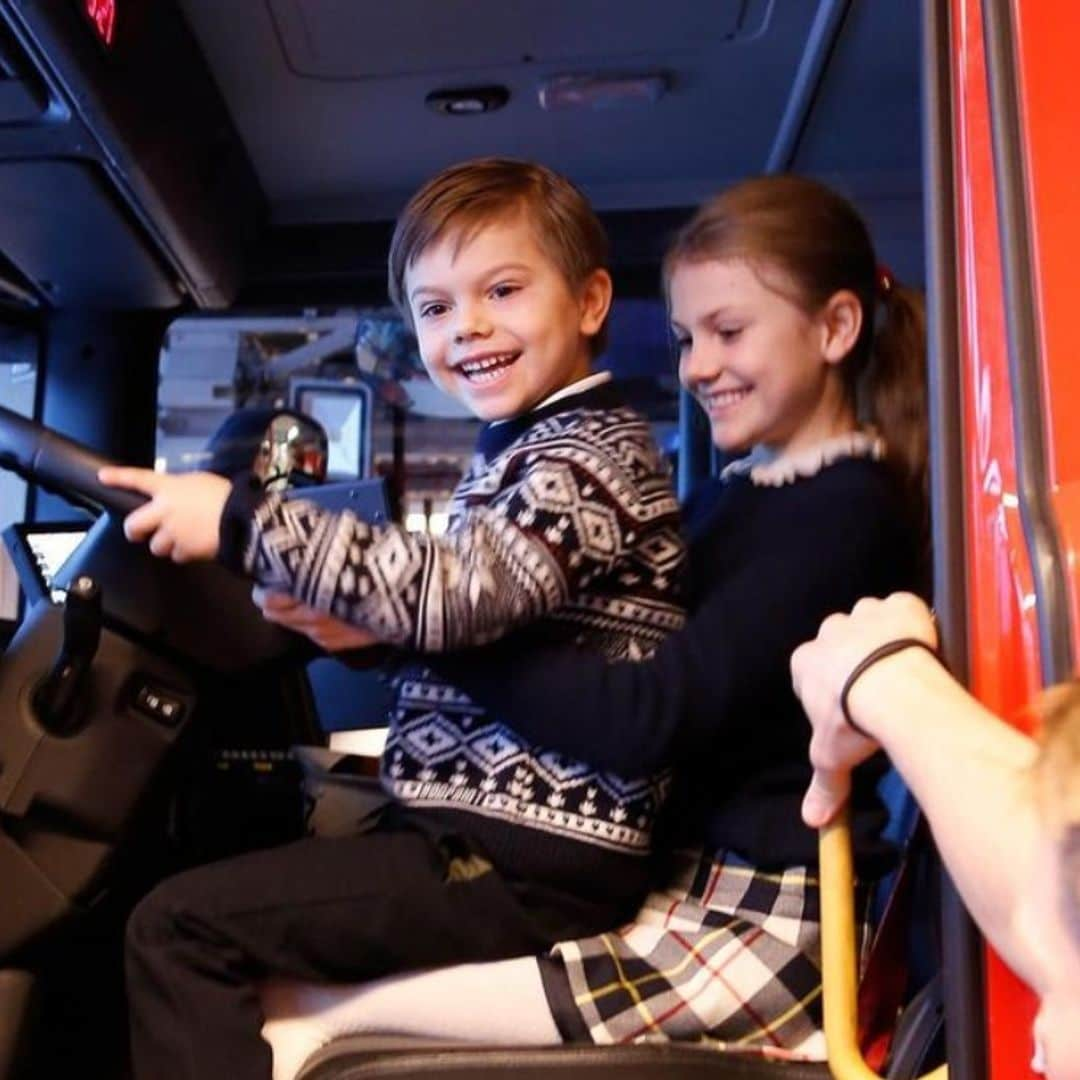 Estelle y Oscar de Suecia, felices y divertidos al volante de un camión de bomberos