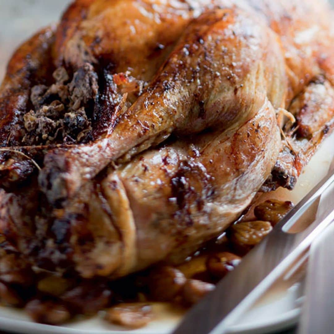 Pavo asado relleno con carne y castañas