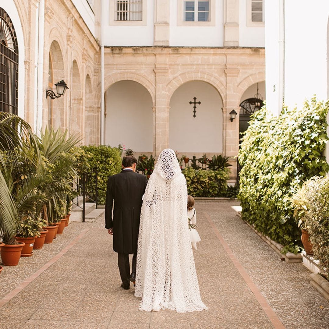 La historia de Cristina, la novia de la capa geométrica que se casó tras más de 10 años de amor