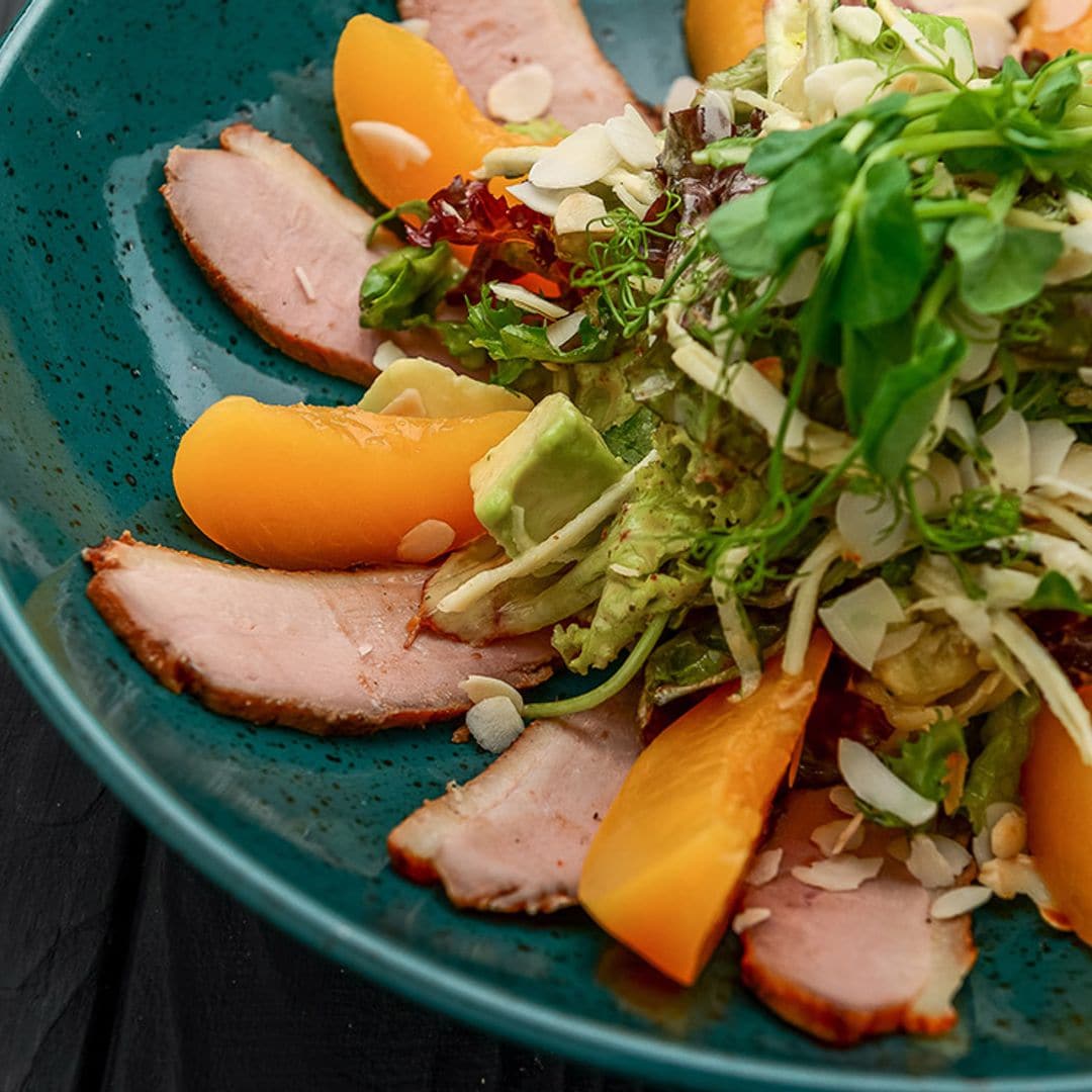 Lomo de orza con melocotón y ensalada