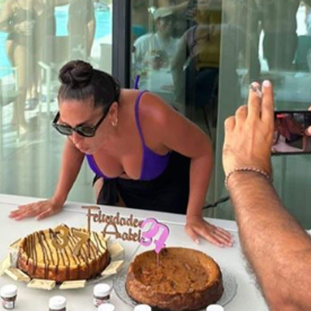 La romántica felicitación que ha recibido Anabel Pantoja de su novio mientras sopla las velas de su 37 cumpleaños